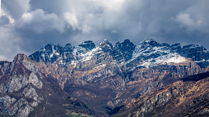 Vista invernale del monte Resegone sopra la città di Lecco