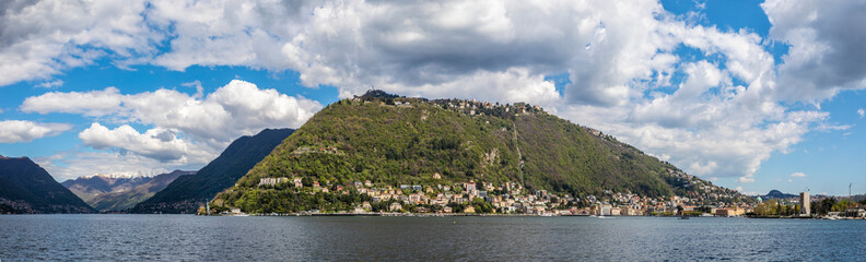 Panorama della cotta di Como vista dal su magnifico lago