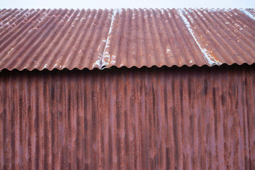 France. Cabane de tôles rouillées. 