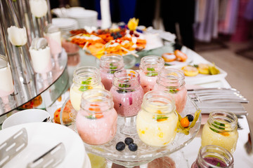 Obraz na płótnie Canvas Beautifully decorated catering banquet table with smoothie