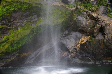 Fototapeta na wymiar Wasserfall am Milford Sound Neuseeland Südinsel