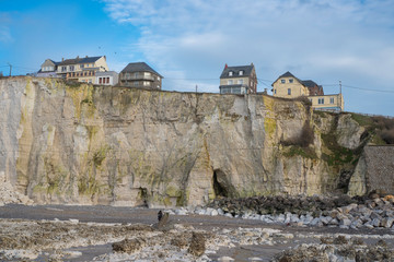 France.  Somme. Caux. Maisons au bord d'une falaise menac&eacute; par l'&eacute;rosion.