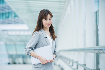 ビジネス街のキャリアウーマン