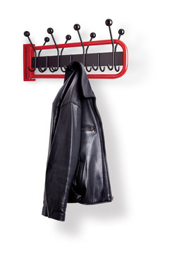 eine schwarze Lederjacke h&auml;ngt an einer Gaderobe isoliert auf wei&szlig;