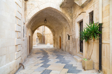 Fototapeta na wymiar Arco del centro medioevale di Giovinazzo, una bellissima città vicino Bari in Puglia