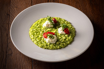 Risotto ai broccoli con crema di burrata e pomodori confit