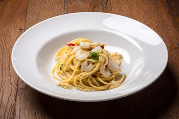 Spaghetti olio aglio e peperoncino con gamberi freschi