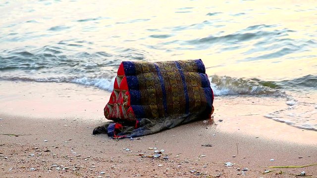 Triangle pillows were thrown into the sea, it isa waste and environmental problem