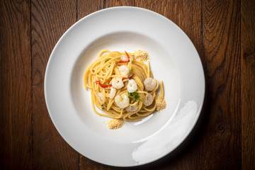 Spaghetti olio aglio e peperoncino con gamberi freschi