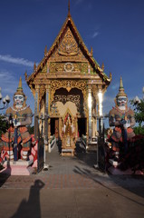 Plai Laem Tempel bei Sonnenuntergang unter blauem Himmel in Koh Samui Thailand