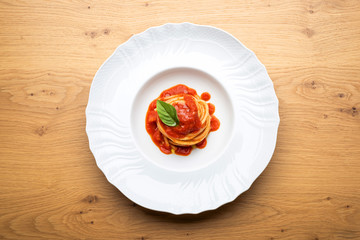 Spaghettoni pomodoro e basilico