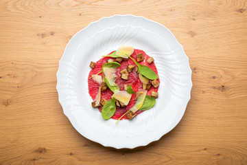 Carpaccio di manzo con funghi porcini, grana padano e rucola