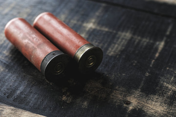 Obraz premium Old 12 gauge shotgun shells on wood table