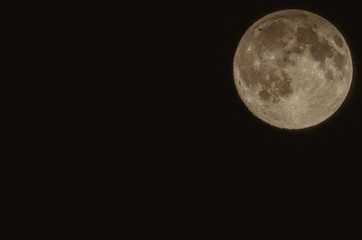 Księżyc w pełni na bezchmurnym zimowym niebie - obrazy, fototapety, plakaty