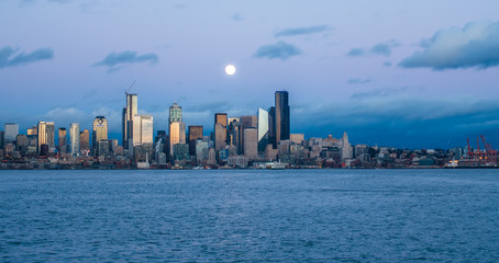 Fototapeta premium Moon Over Seattle 4