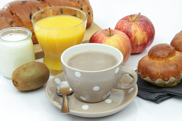 petit déjeuner isolé sur un fond blanc