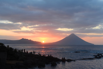 元旦の初日の出と薩摩富士を見る観光客