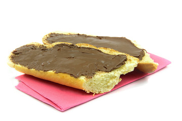 tranches de pain tartiné de pâte à tartiner au chocolat