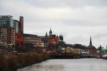 Obraz premium Embankment of the Elbe river in Hamburg, Germany 
