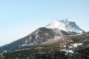Fototapeta na wymiar Snow covered mountain on a clear day