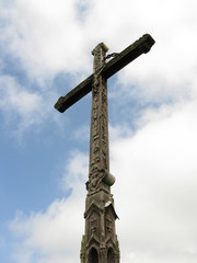 rzeźbiony drewniany krzyż