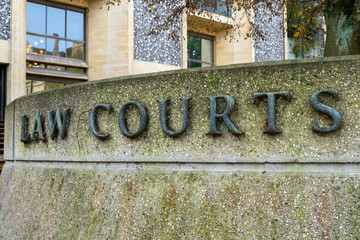Fototapeta premium a sign reading Law Courts in the exterior of a building