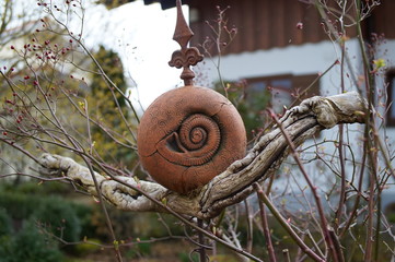 Modell einer Schnecke im Garten