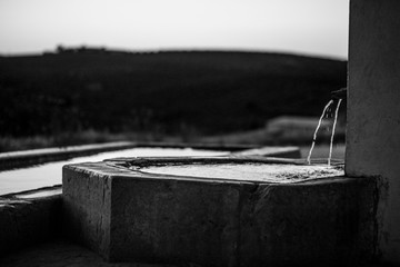 Fotografía nostálgica en blanco y negro de fuente de agua potable, escases de agua