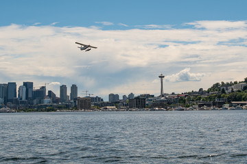 Fototapeta na wymiar Sea Plane flying over Lake Union with the Seattle skyline in the background