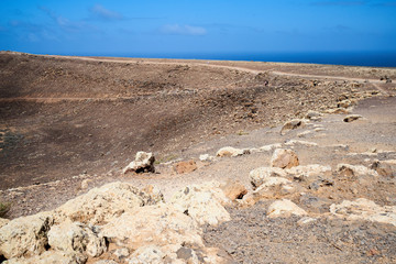 Der Vulkan Montana Roja de Playa Blanca mit einer Höhe von 194m auf der Kanareninsel Lanzarote