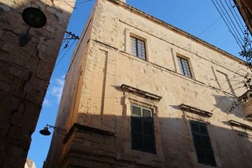 Fototapeta na wymiar stone building (house ?) in vittoriosa (malta)