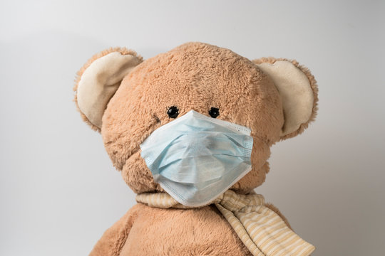 Osito de peluche con mascarilla   para evitar el contagio del coronavirus y covid-19 y estar aislado o en cuarentena