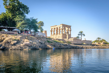 Obraz premium Egyptian Temple skyline and reflection in the Nile