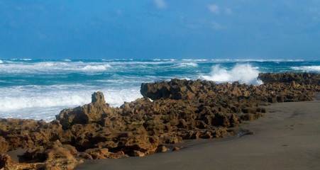 Fototapeta na wymiar waves crashing on a rocky beach