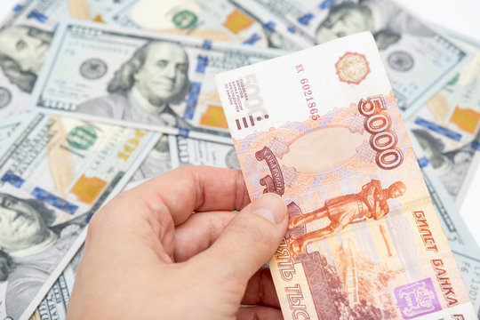 Россияне массово скупают валюту на фоне волатильности рубля