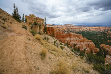 hiking the peek-a-boo loop in bryce canyon in utah in the usa