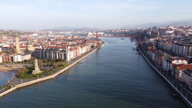 Vista de la R&iacute;a de Bilbao con el Puente de Bizkaia al fondo entre Getxo y Portugalete (Pa&iacute;s Vasco), patrimonio de la humanidad