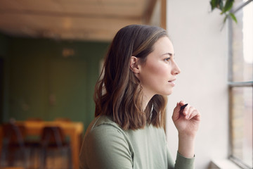 Beautyful young woman is sitting on a café trying to study