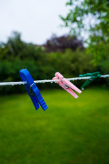W&auml;scheklammer auf na&szlig;er W&auml;scheleine drau&szlig;en im Garten