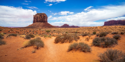 hiking the wildcat trail in the monument valley, usa