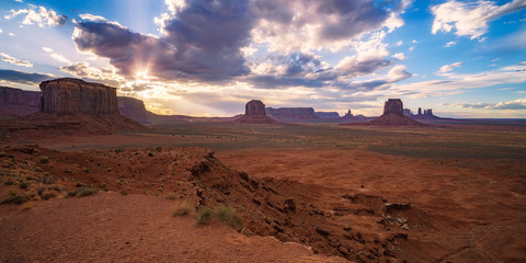 Fototapeta na wymiar sunset at artists point in monument valley, usa