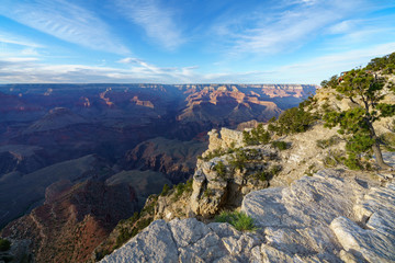 Fototapeta premium hiking the rim trail in grand canyon national park, arizona, usa
