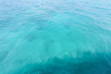 Obraz premium Clear, blue, tropical water with beach in background