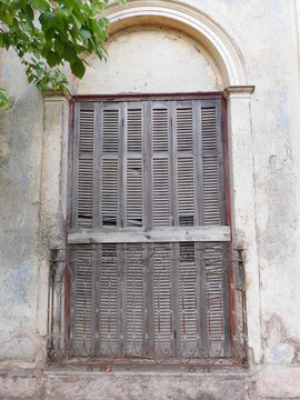 ventanal antiguo madera casa postigos