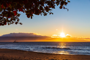 Fototapeta na wymiar Stunning sunset in Kaanapali Beach on Maui, Hawaii
