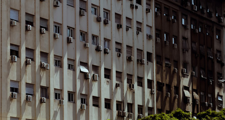 Plano cerrado de un edificio de oficinas típico del centro de la ciudad de Buenos Aires. Punto de vista conformando un ángulo de fuga.