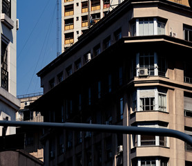 Ángulo levemente bajo de un viejo edificio en el distrito financiero de la ciudad de Buenos Aires en Argentina