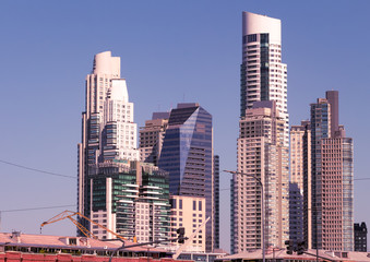 Vista panorámica de modernos edificios altos del distrito más moderno de Buenos Aires. 