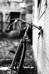 Foto op Aluminium fiets op een hek © Diego