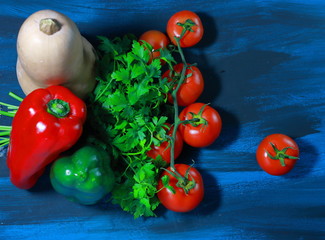 tomates en rama de color vivo rojo y sabor dulce de la huerta murciana, con pimiento rojo, verde y calabaza. España